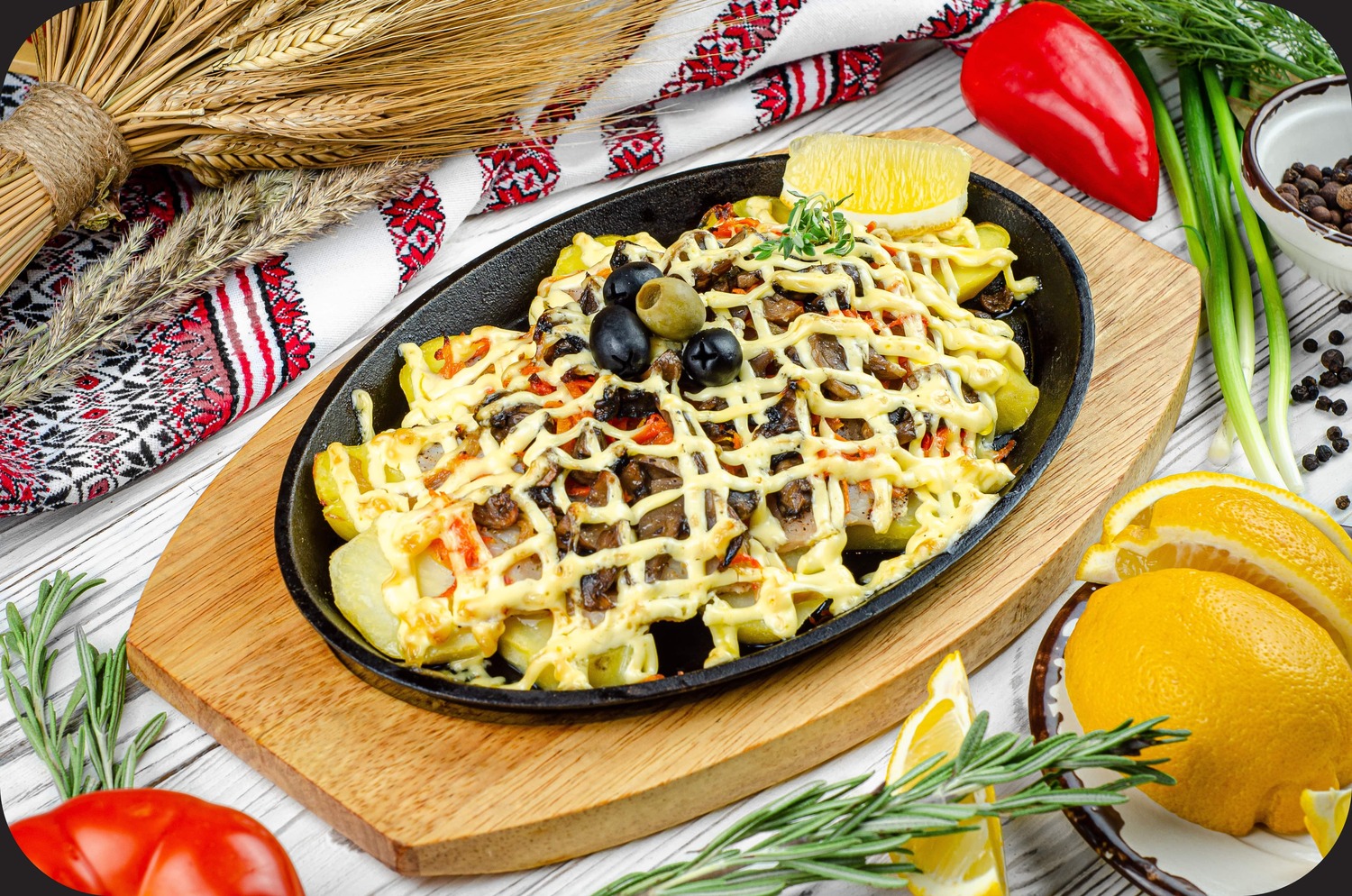 Судак запеченный с грибами и картофелем на сковородочке Судак запеченный с грибами и картофелем на сковородочке