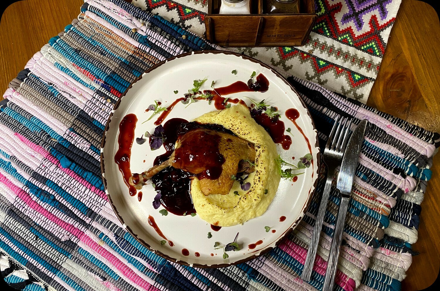 new Утиная ножка с картофельным пюре и вишневым соусом new Утиная ножка с картофельным пюре и вишневым соусом