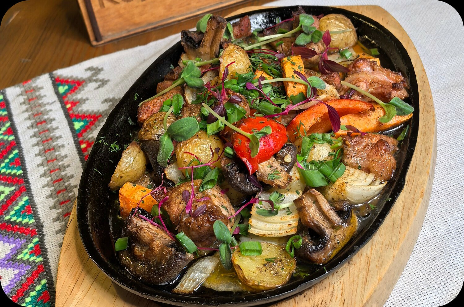 new Свиная вырезка с мини картофелем и овощами на сковородочке new Свиная вырезка с мини картофелем и овощами на сковородочке