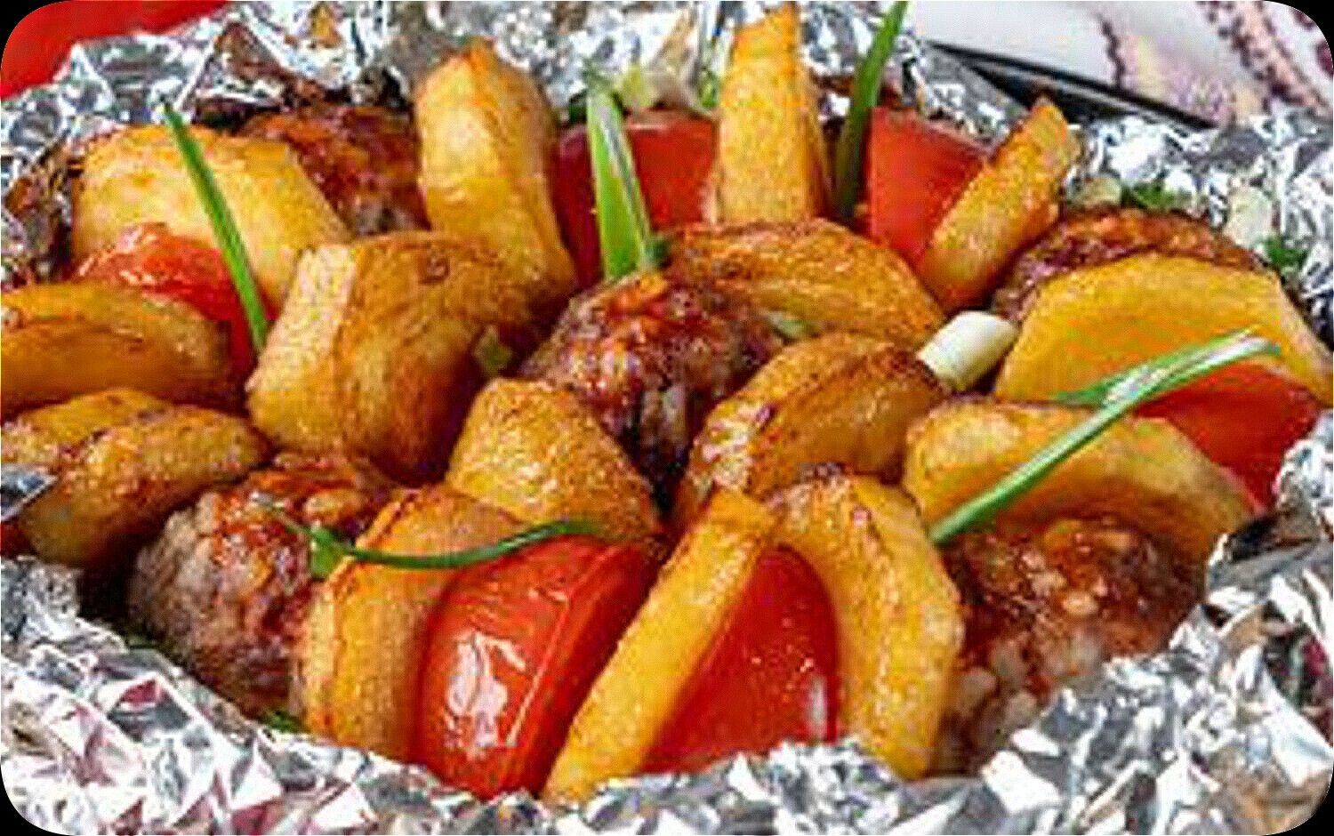 Мясные биточки с картофелем запеченые в печи Мясные биточки с картофелем запеченые в печи