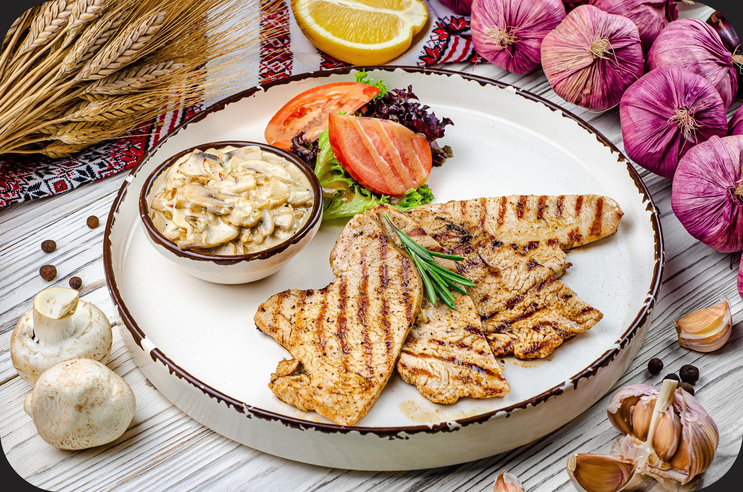 Медальоны из индейки с соусом из белых грибов Медальоны из индейки с соусом из белых грибов