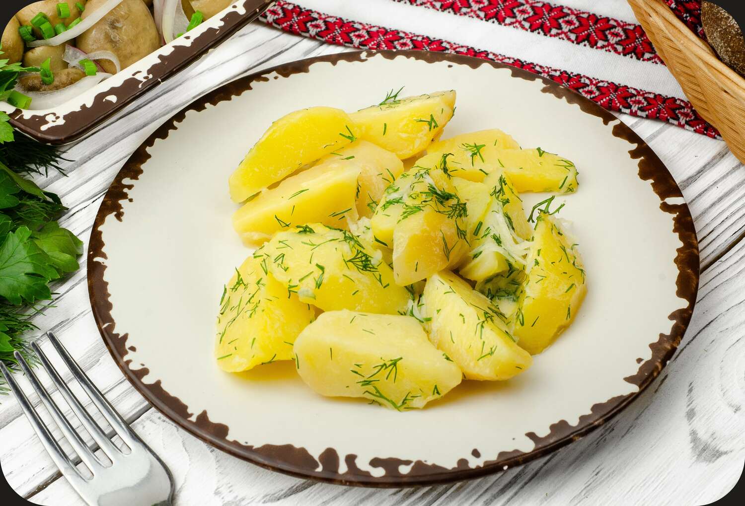 Картофель отварной с укропом Картофель отварной с укропом