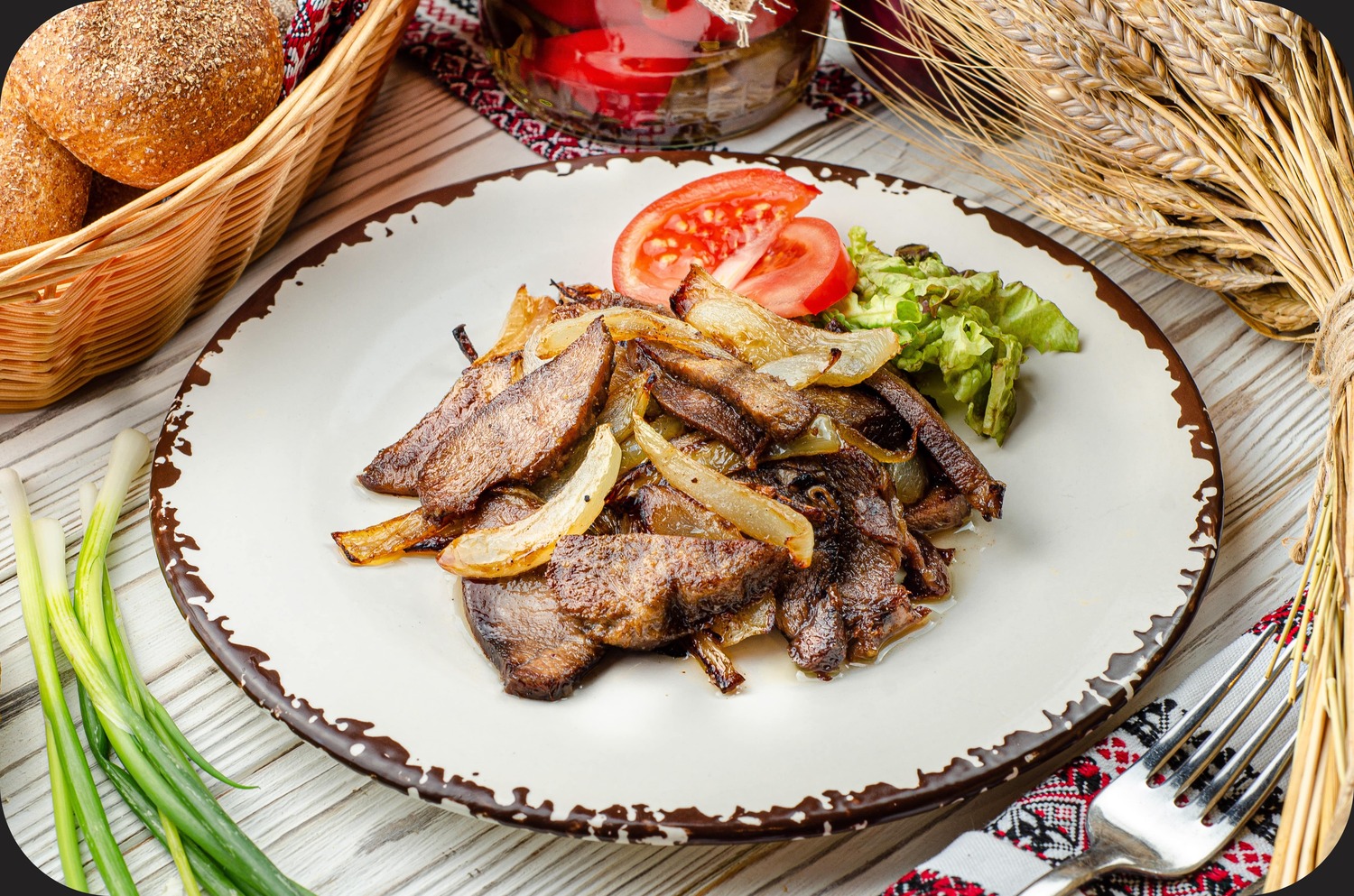 Язык телятина жареный с луком Язык телятина жареный с луком