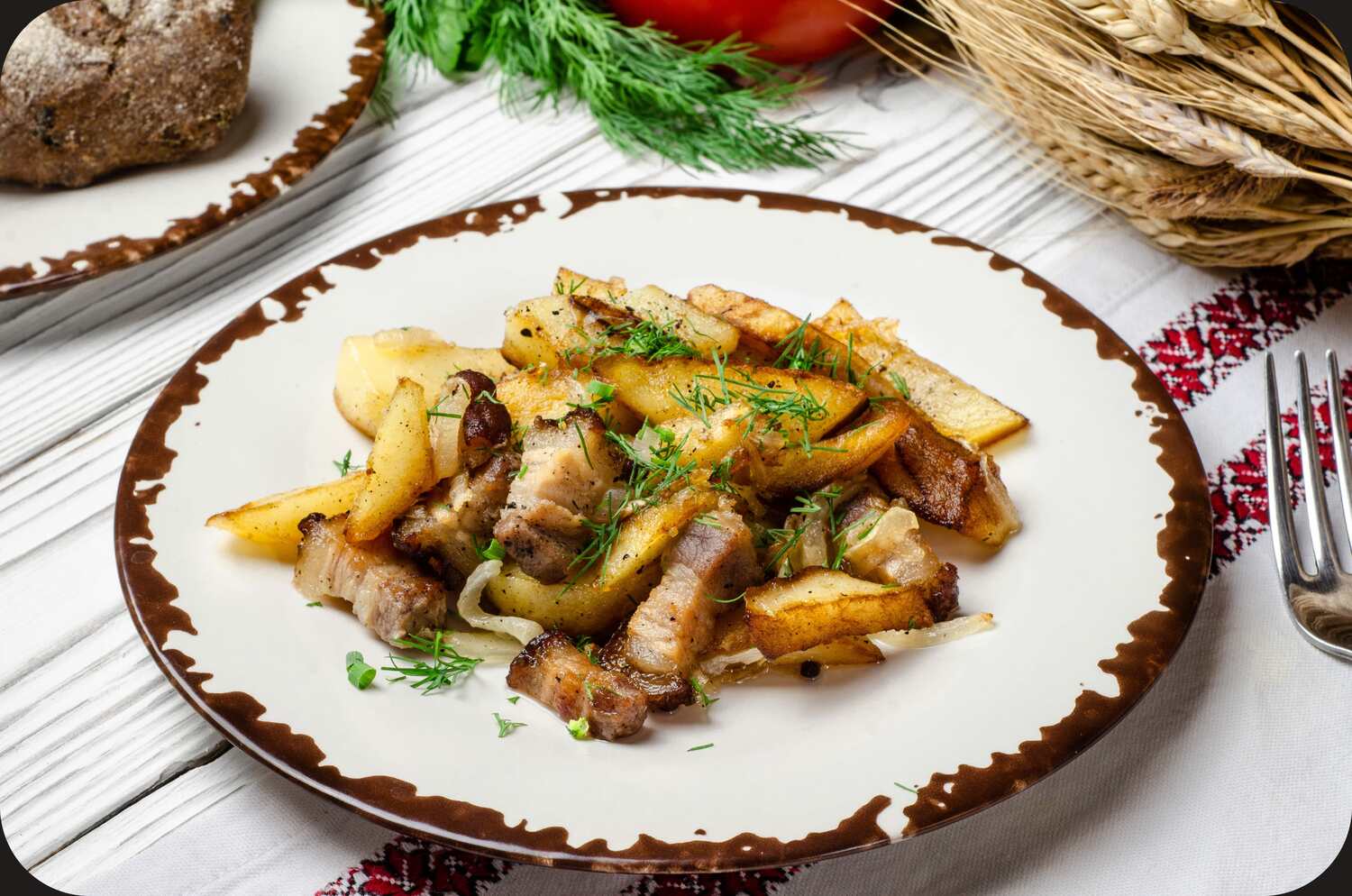 Картофель, жаренный с салом и луком Картофель, жаренный с салом и луком